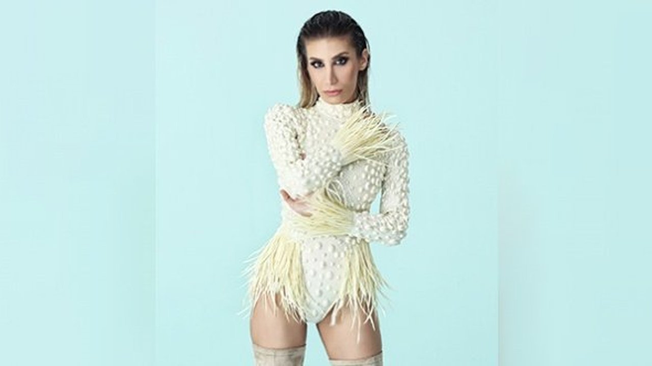 İrem Derici: "Beyaz eşofmanını açık arttırmayla sat diyorlar"