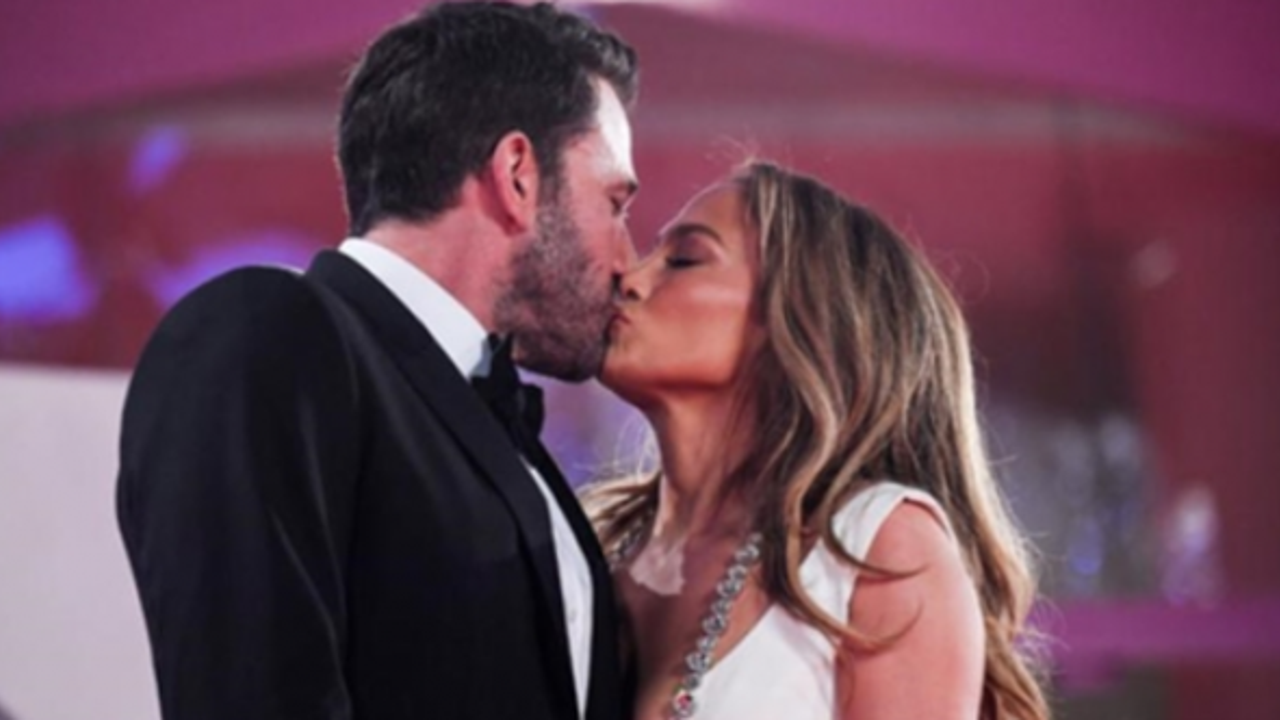 JLo ve Ben Affleck'ten kırmızı halı öpücüğü