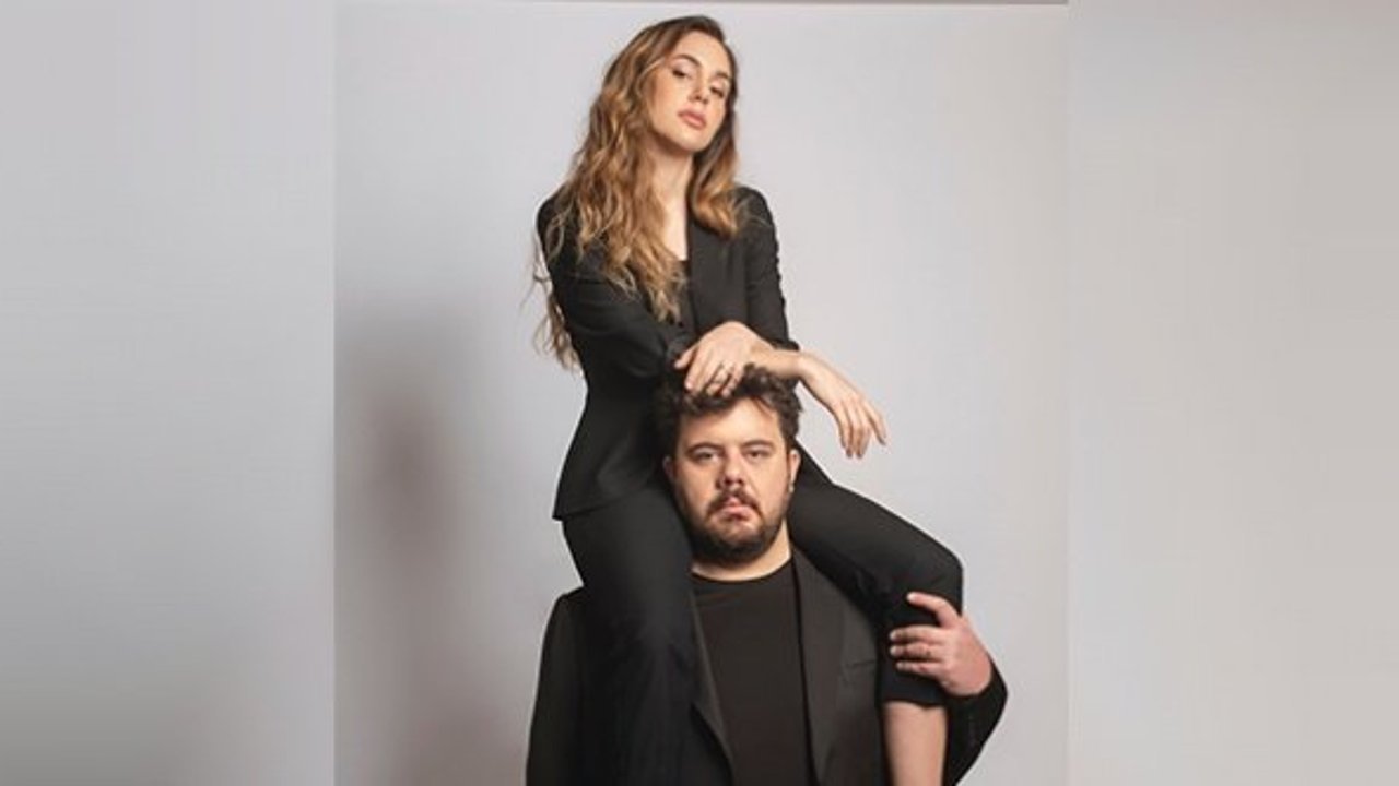 Eser Yenenler: “Berfu’yla sahnede olmak her zaman büyük bir risk”