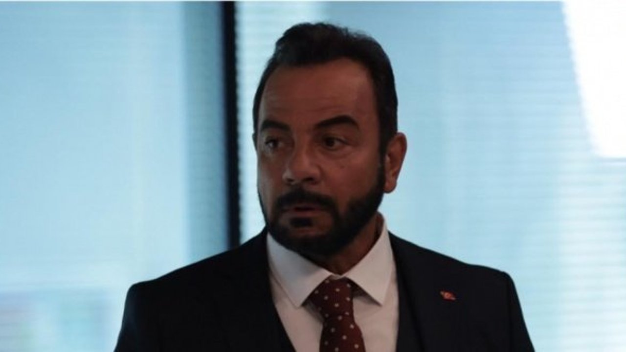 Kerem Alışık 49'da usta bir istihbaratçı