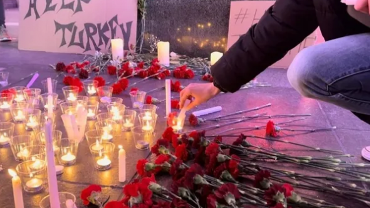 Depremde hayatını kaybedenler için Times Meydanı'nda anma töreni