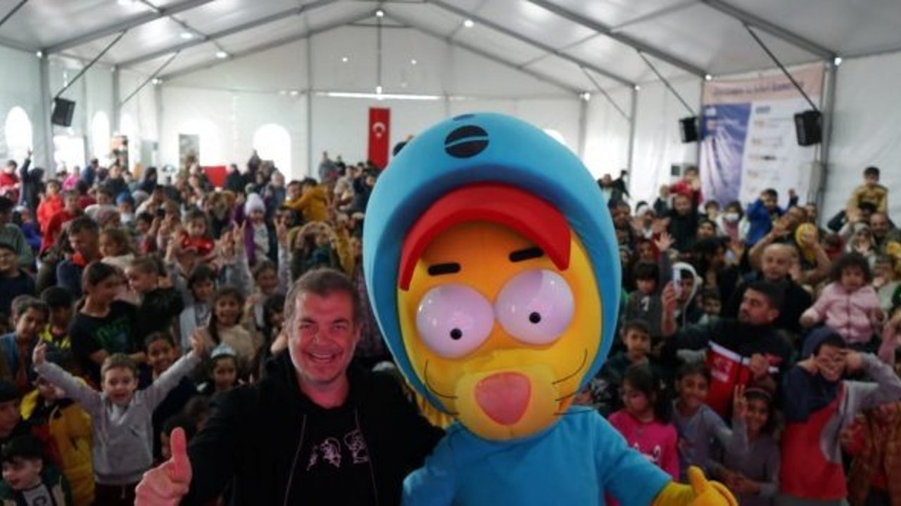 Acun Ilıcalı ve Varol Yaşaroğlu Kral Şakir’i bu kez Malatya’daki depremzede çocuklarla buluşturdu!