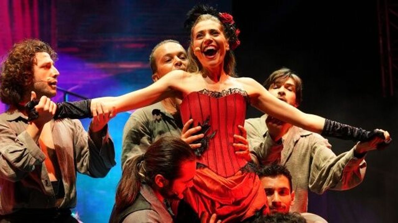 Öznur Serçeler Jekyll&Hyde müzikali ile yazı sahnede kapattı