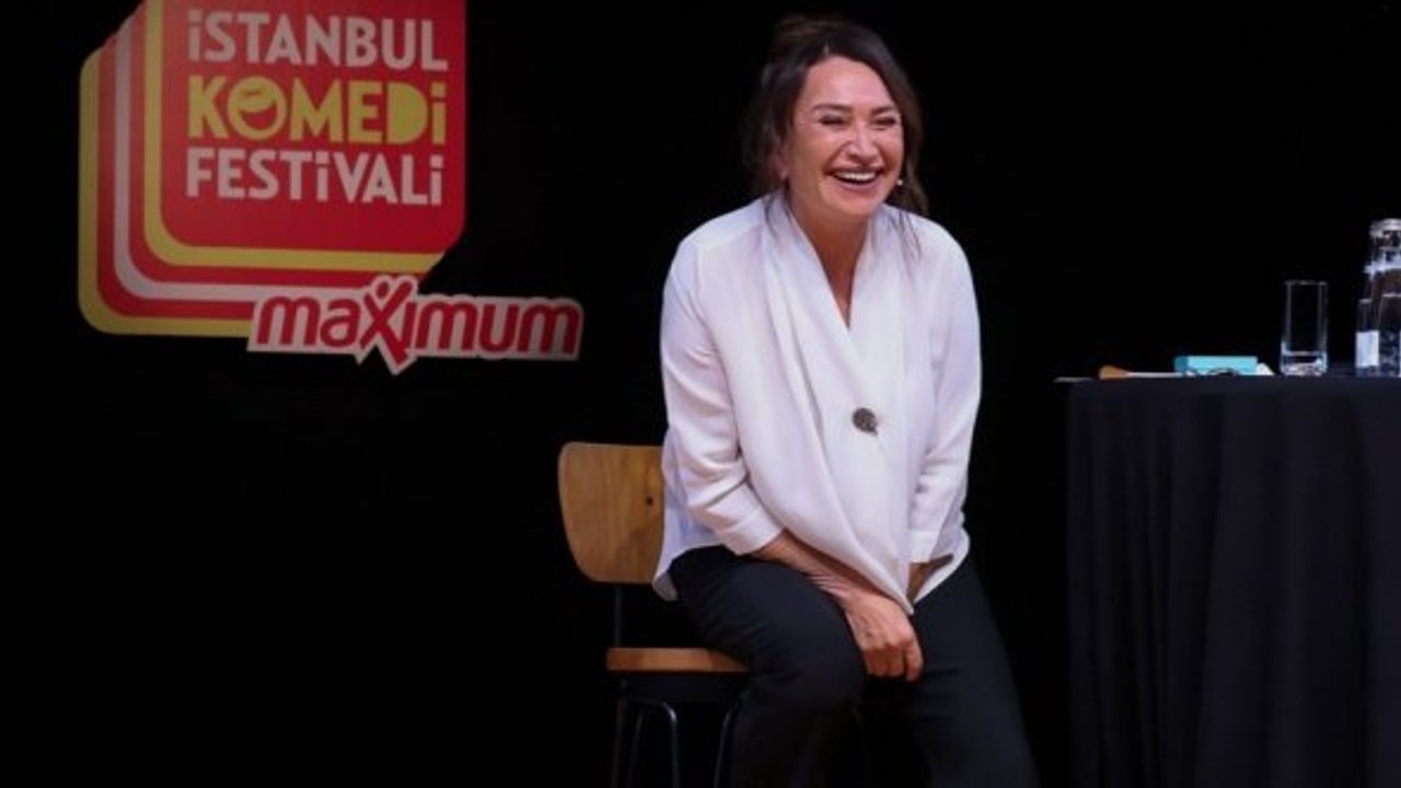 Demet Akbağ, seyircisine duygu ve kahkaha dolu bir akşam yaşattı