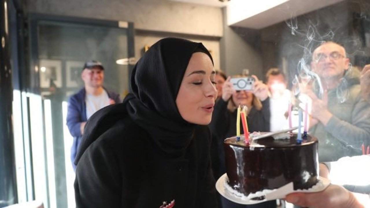 "Kızıl Goncalar" setinde Özgü Namal'a sürpriz kutlama