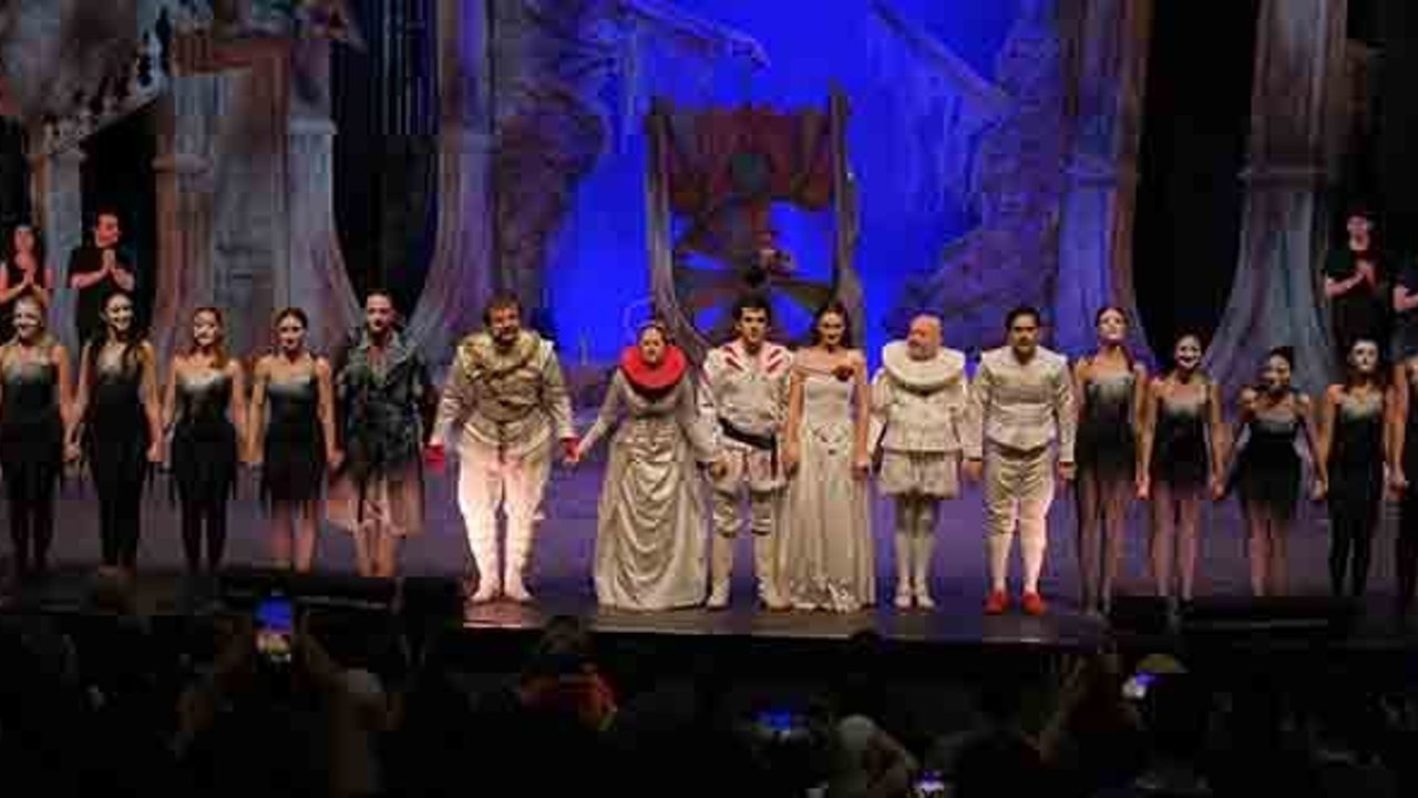 ‘Bir mor ve ötesi Müzikali: ARAF’ın  Ankara çıkarması!