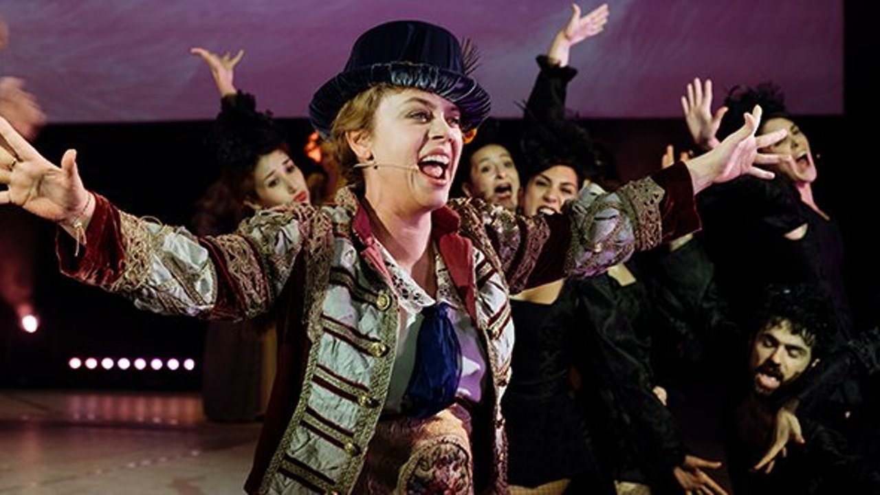 Afife, Zorlu PSM'de izleyiciyle buluşmaya devam ediyor