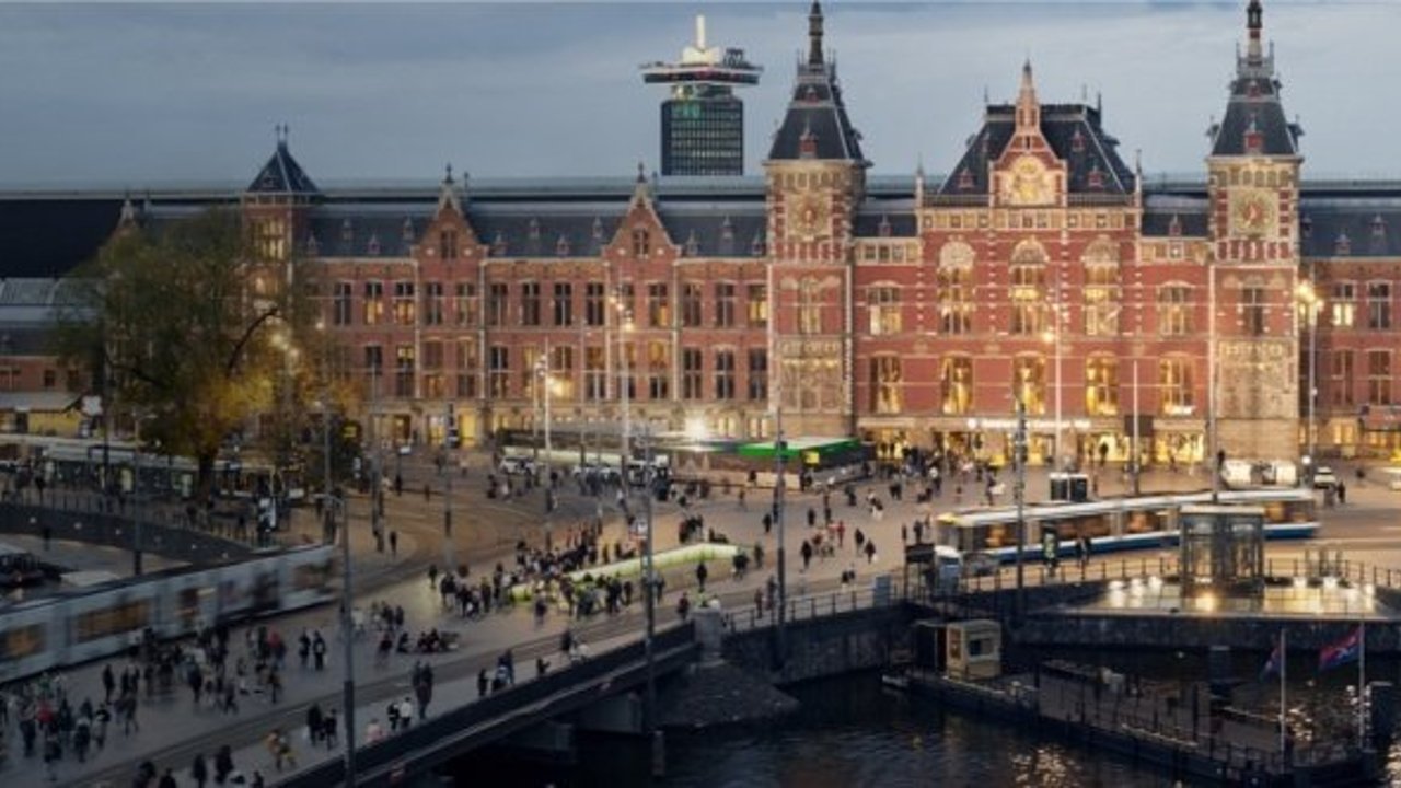 7/24: Amsterdam Tren İstasyonu”, 12 Mayıs‘’ta ekranda