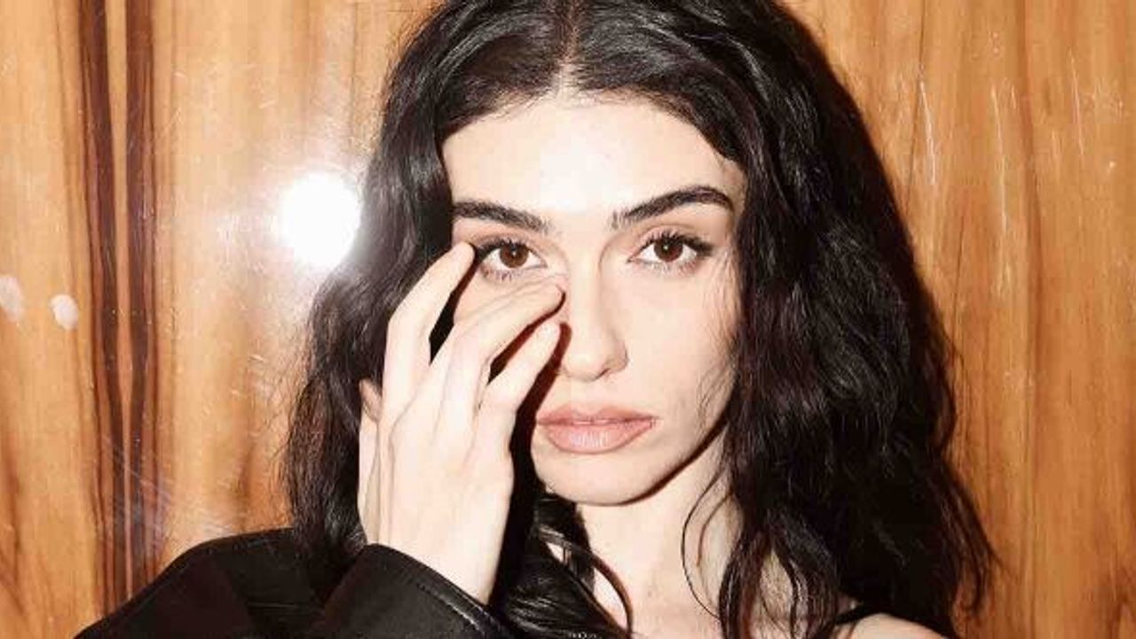 Hazar Ergüçlü, ELLE Style Awards 2026’da ödül verdi!