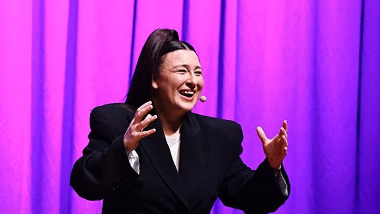 Yasemin Sakallıoğlu, İzmirlileri kahkahaya boğdu