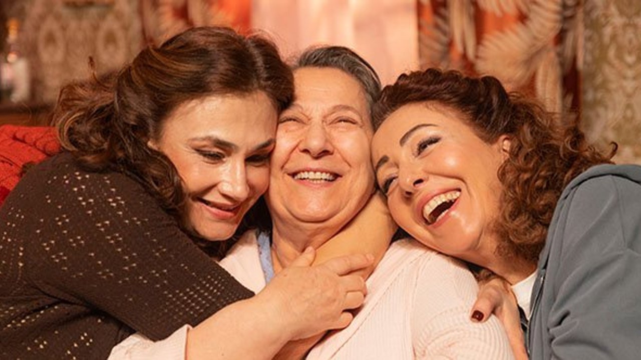 ‘Bir Aile Provası: Yaşayın Gitsin’ oyununun prömiyeri gerçekleşti!