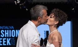 Podyumda öpüştüler!