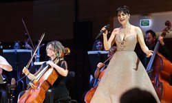 Şevval Sam hem söyledi hem yönetti