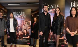 ‘Bir Aile Provası: Yaşayın Gitsin’ oyununa ünlü ziyareti