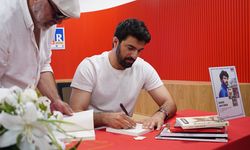 Engin Akyürek'in imza günü kıtaları aştı!
