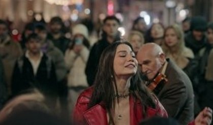 Demet Özdemir' İstiklal'de şarkı söyledi!