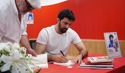 Engin Akyürek'in imza günü kıtaları aştı!