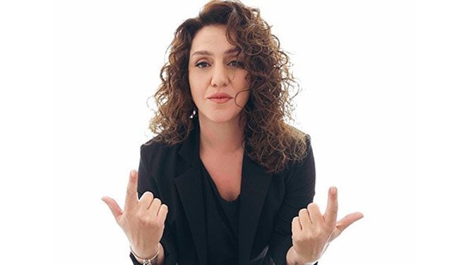 Yasemin Şefik NewYork’ta güldürecek!