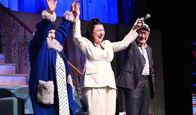 Yasemin Sakallıoğlu, anne ve babasını sahnede onurlandırdı