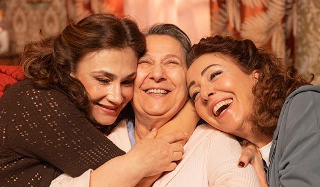 ‘Bir Aile Provası: Yaşayın Gitsin’ oyununun prömiyeri gerçekleşti!
