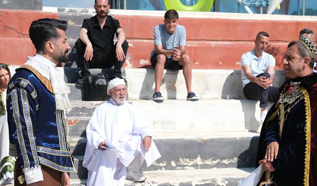 Ali Sürmeli'den Adana şivesiyle Hamlet