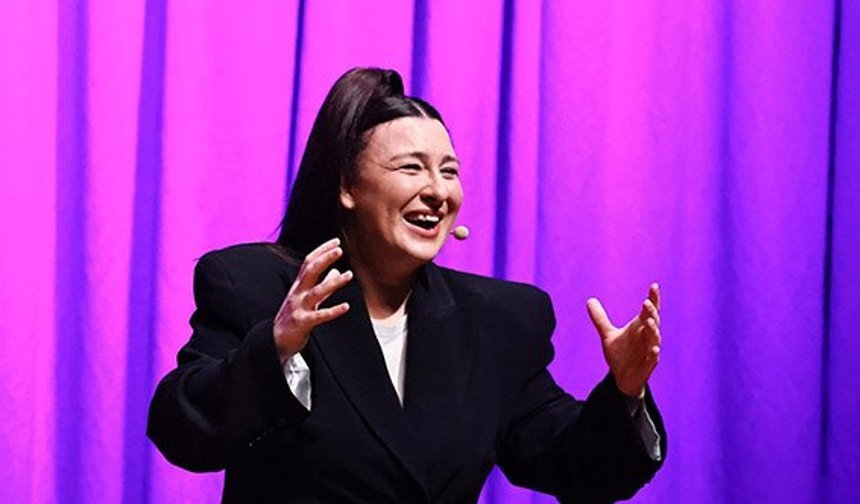 Yasemin Sakallıoğlu, İzmirlileri kahkahaya boğdu