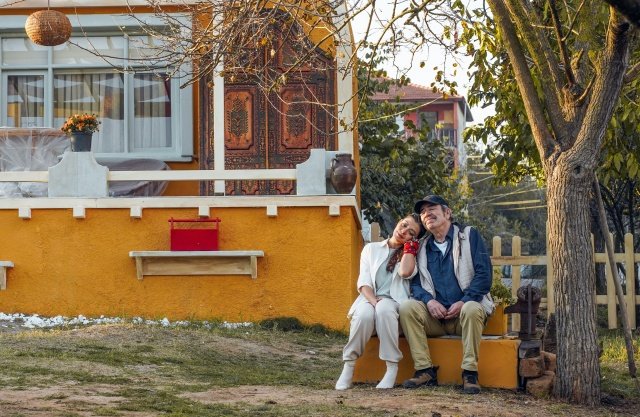 "Sevda Mecburi İstikamet" filminden yeni kareler paylaşıldı