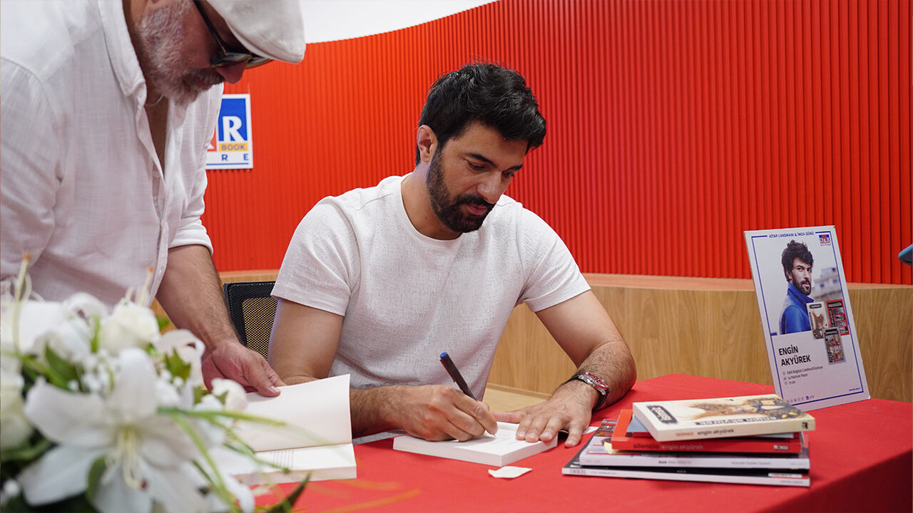 Engin Akyürek'in imza günü kıtaları aştı!