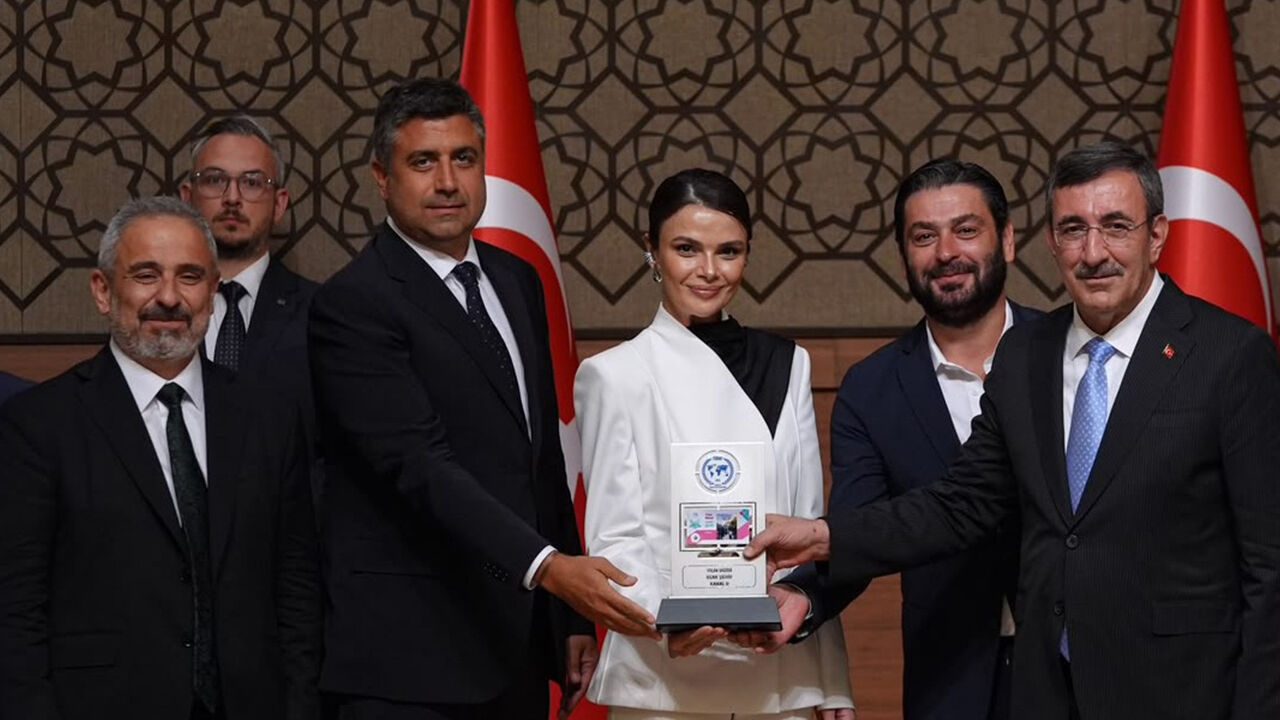 Uzak Şehir “Yılın Dizisi” seçildi